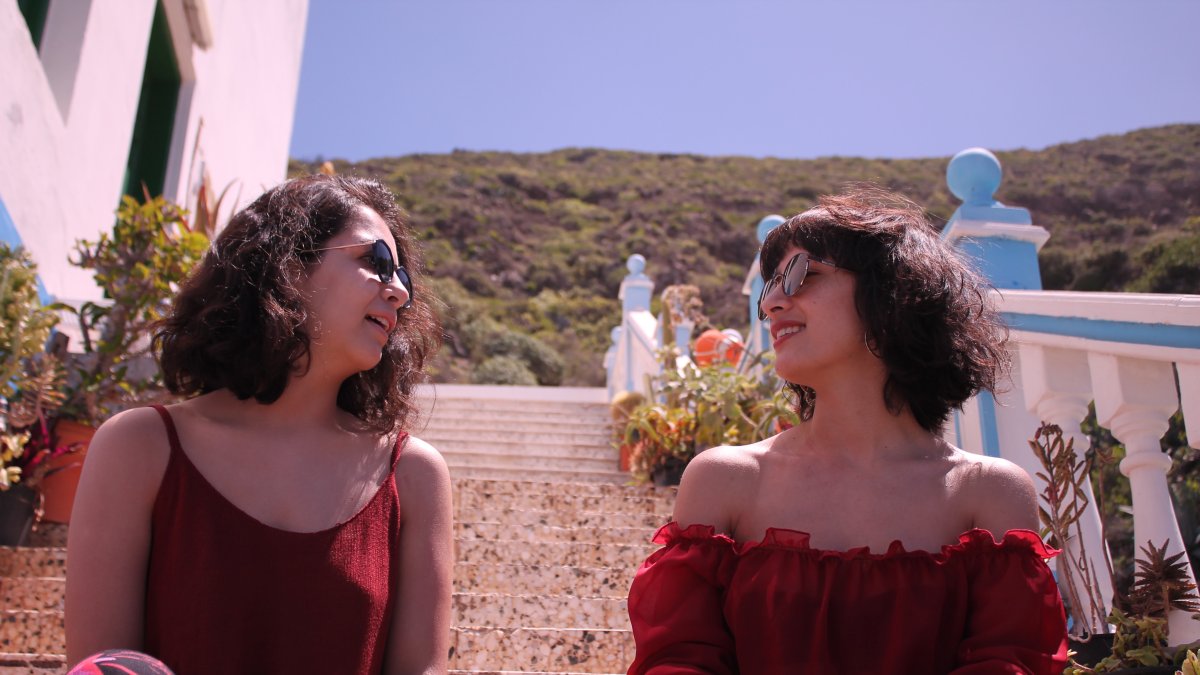 Carla es politóloga y Samantha, quien estudió comunicación social, trabaja como estilista de moda en editoriales fotográficos.