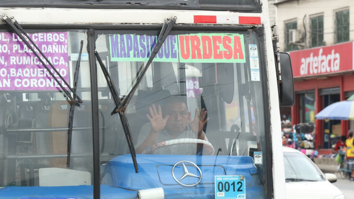Conductores. Tras dejar al último pasajero, entre las 12:00 y las 12:30, los choferes desde el interior de las unidades decían que no hay servicio y que así laborarán hasta llegar a acuerdos.