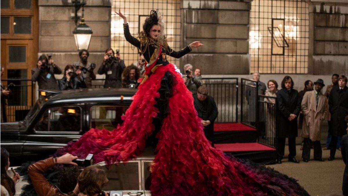 Color y moda son algunos de los grandes atractivos de esta cinta en la que la villana encanta por su estilo.