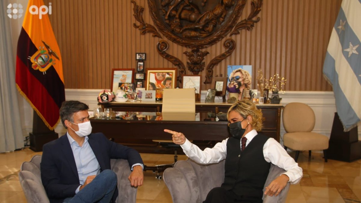 Encuentro. La alcaldesa recibió a López en su despacho.