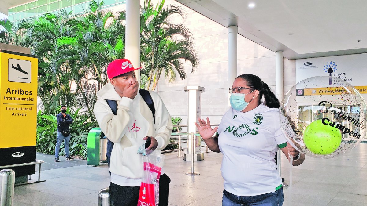 El ecuatoriano del Sporting Lisboa, Gonzalo Plata, tuvo un emotivo recibimiento a su llegada a Guayaquil.