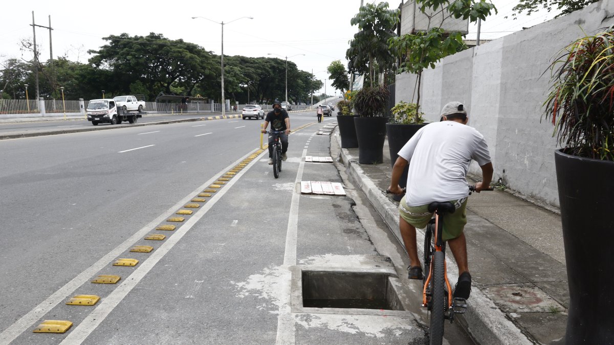 Problema. En un tramo de la avenida Barcelona hay huecos que ponen en riesgo a los ciclistas.