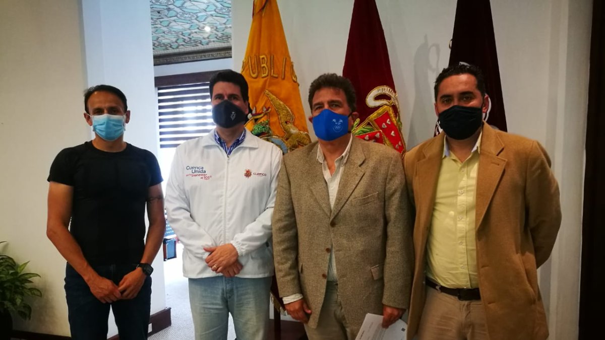 Palacios (c) junto a Manuel Bravo, presidente de la Federación Ecuatoriana de Atletismo (i) y Augusto Morán Nuques, titular del COE (segundo desde la deracha).
