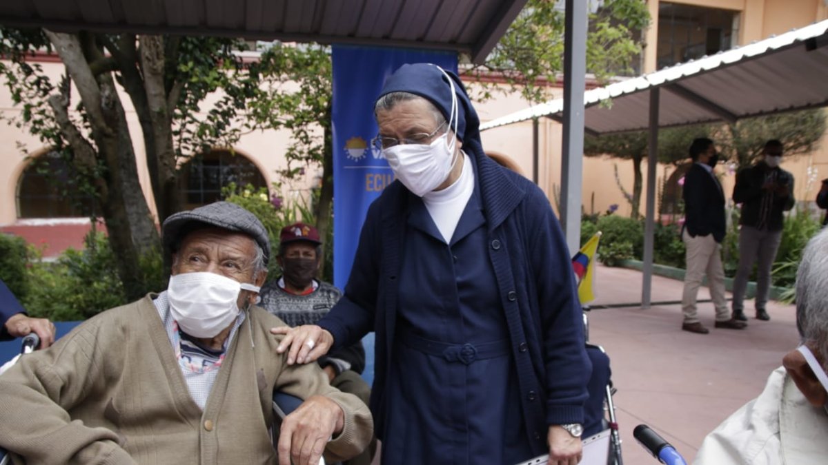 Vacunas. Sor Cecilia Vargas, directora del centro gerontológico en el que se inocularon adultos mayores.