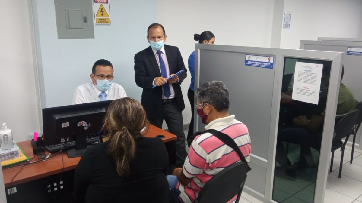 En Luque y Pedro Carbo funciona uno de los dos consultorios jurídicos de la Universidad de Guayaquil.