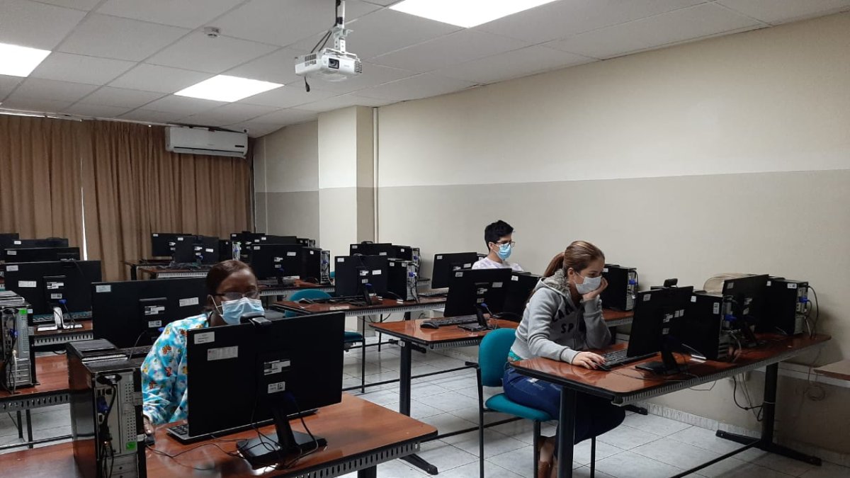 El examen de habilitación profesional se toma dos veces al año.