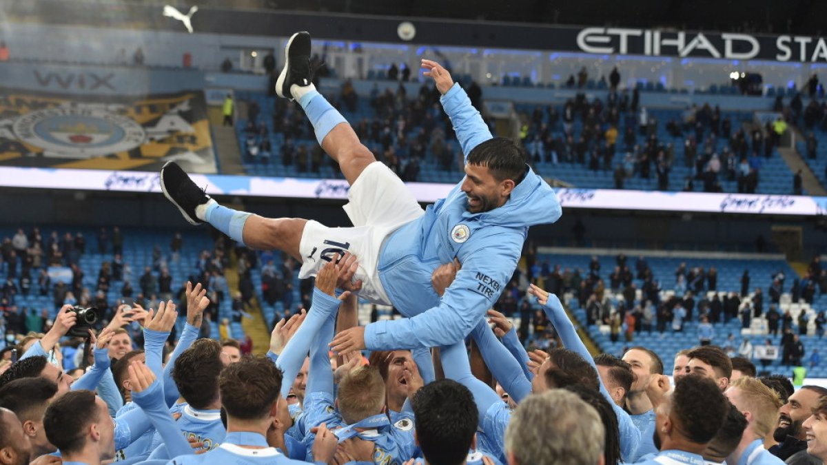 Sergio Agüero voló en los brazos de sus compañeros luego del alzar el título.