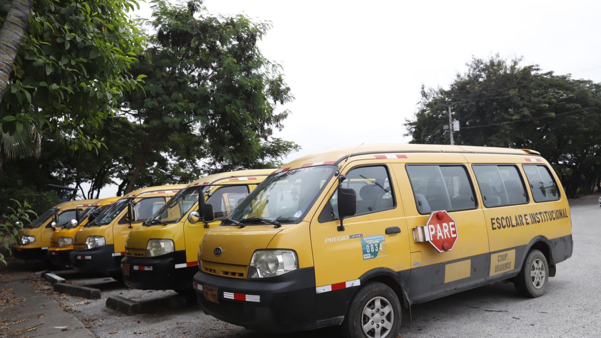 Más de una decena de buses escolares están guardados en los patios de la Academia Naval Almirante Illingworth, donde prestaban servicio.