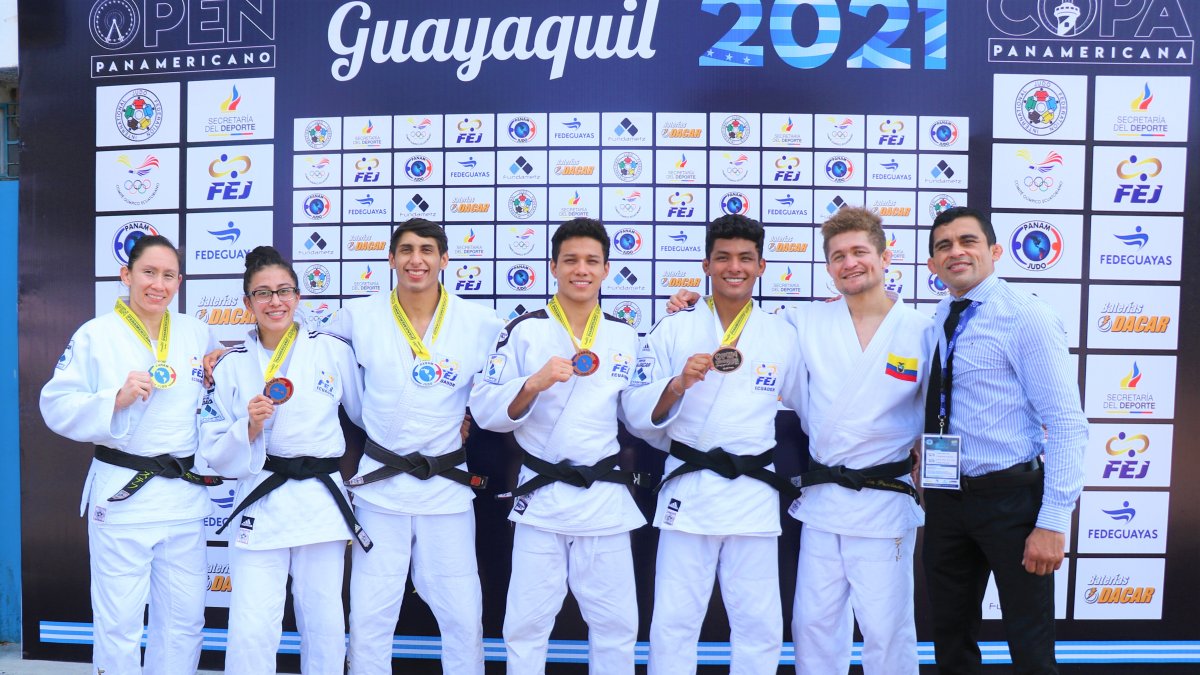 Estefanía García (i), medallista de oro en los 63 kilogramos del Panamericano Absoluto, junto con varios de los seleccionados que también subieron al podio del torneo.