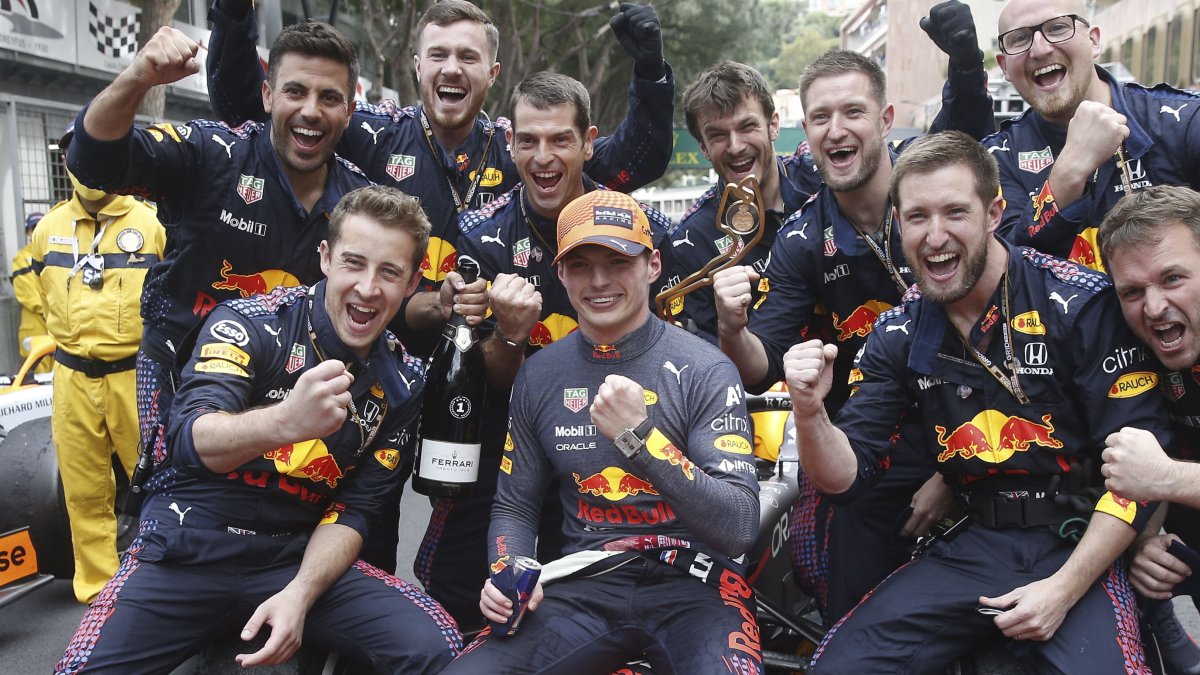 El piloto de Red Bull celebró en el podio y con su equipo la victoria. Suma ya 2: Imola (Italia) y ahora Mónaco.
