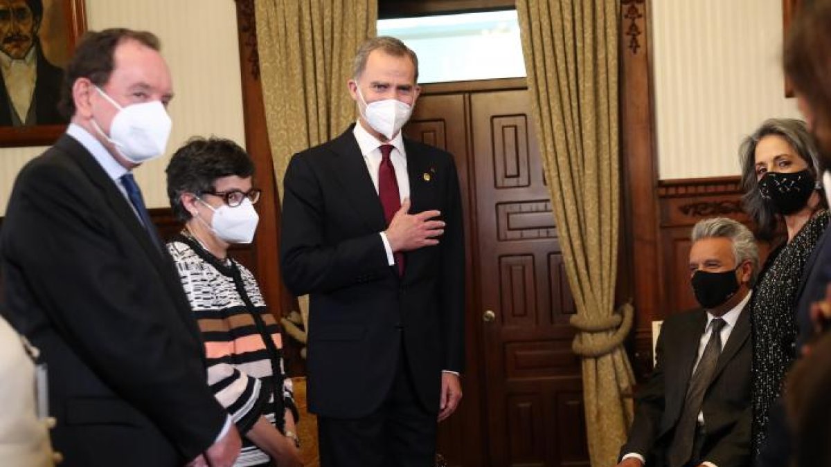 El rey Felipe VI durante su reunión con el presidente saliente Lenín Moreno.