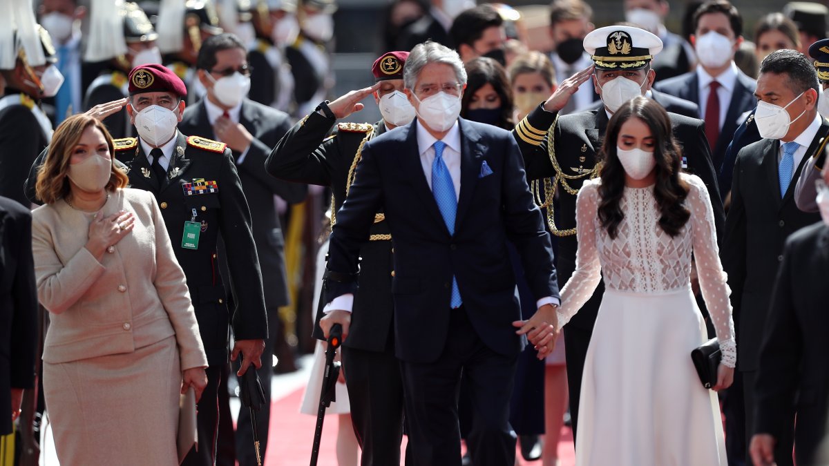 El saliente presidente de Ecuador, Lenin Moreno, acompañado de su familia, llega para la ceremonia de transmisión de mando a Guillermo Lasso hoy.