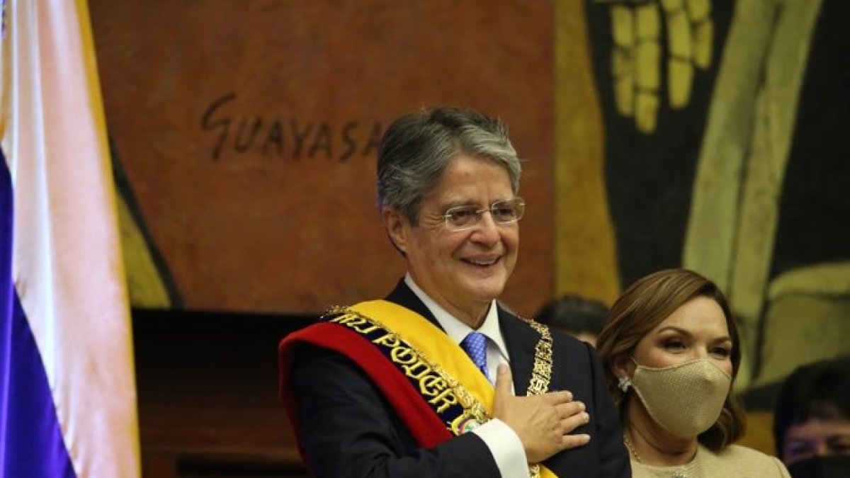 El presidente Guillermo Lasso saluda al público luego de la toma de posesión y la imposición de la banda presidencial.