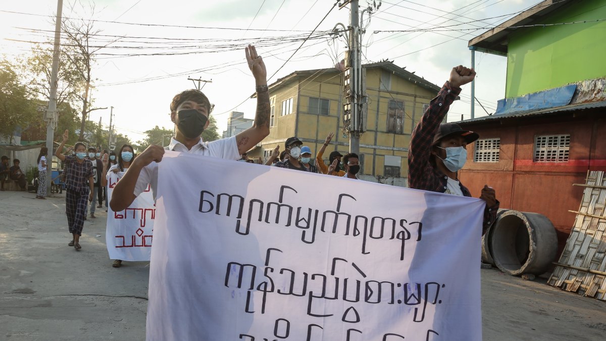 Protestas en Mandalay contra el golpe de Estado en Birmania.