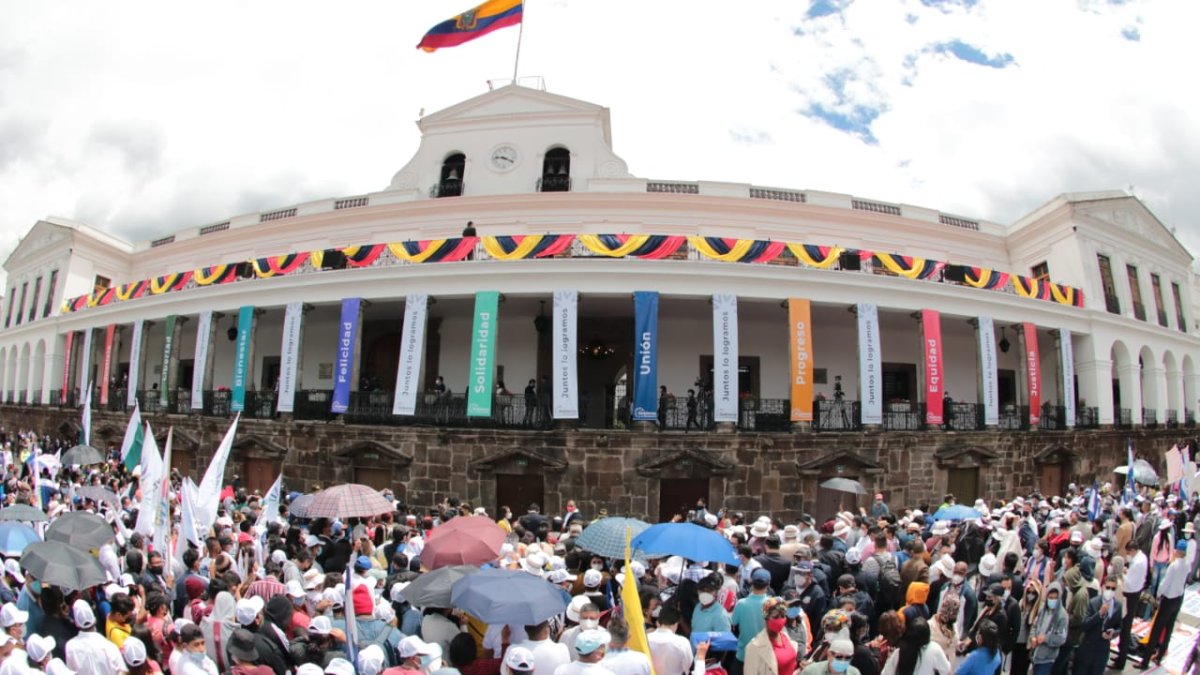 Concentración. Cientos de simpatizantes de Guillermo Lasso se concentraron en la Plaza Grande para recibir al nuevo presidente.
