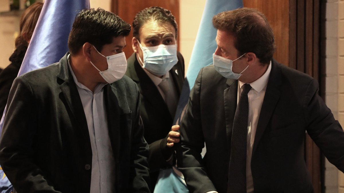 El viceministro de Defensa Social, Jaime Mamani (i), junto al representante de la Oficina de Naciones Unidas Contra la Droga y el Delito (UNODC), Thierry Rostan (d).