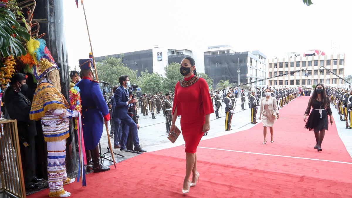 Diana Atamaint, la actual Presidenta del Consejo Nacional Electoral del Ecuador (CNE), prefirió un vestido casual rojo.