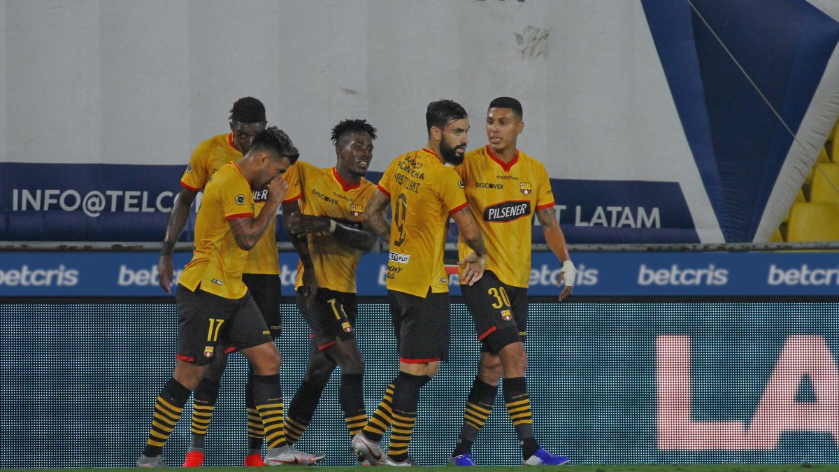 Michael Carcelén (i) es felicitado por Adonis Preciado tras marcar el primer gol ante Olmedo. Ambos, junto a Sergio López (17) y Gonzalo Mastriani (9) entraron como titulares en la reciente fecha de la LigaPro.
