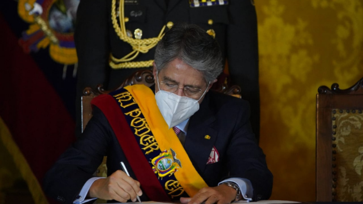 Guillermo Lasso firma los decretos de sus ministros.