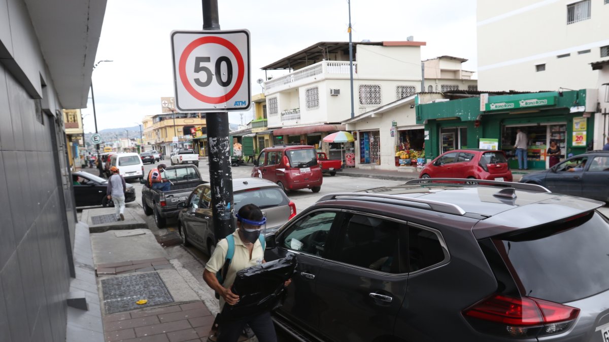 José María Egas. En esta avenida se circula a 50 kilómetros por hora. Sin embargo, los vehículos no cumplen, se desplazan a más velocidad. Y en el lugar, no hay tampoco espacio para caminar.