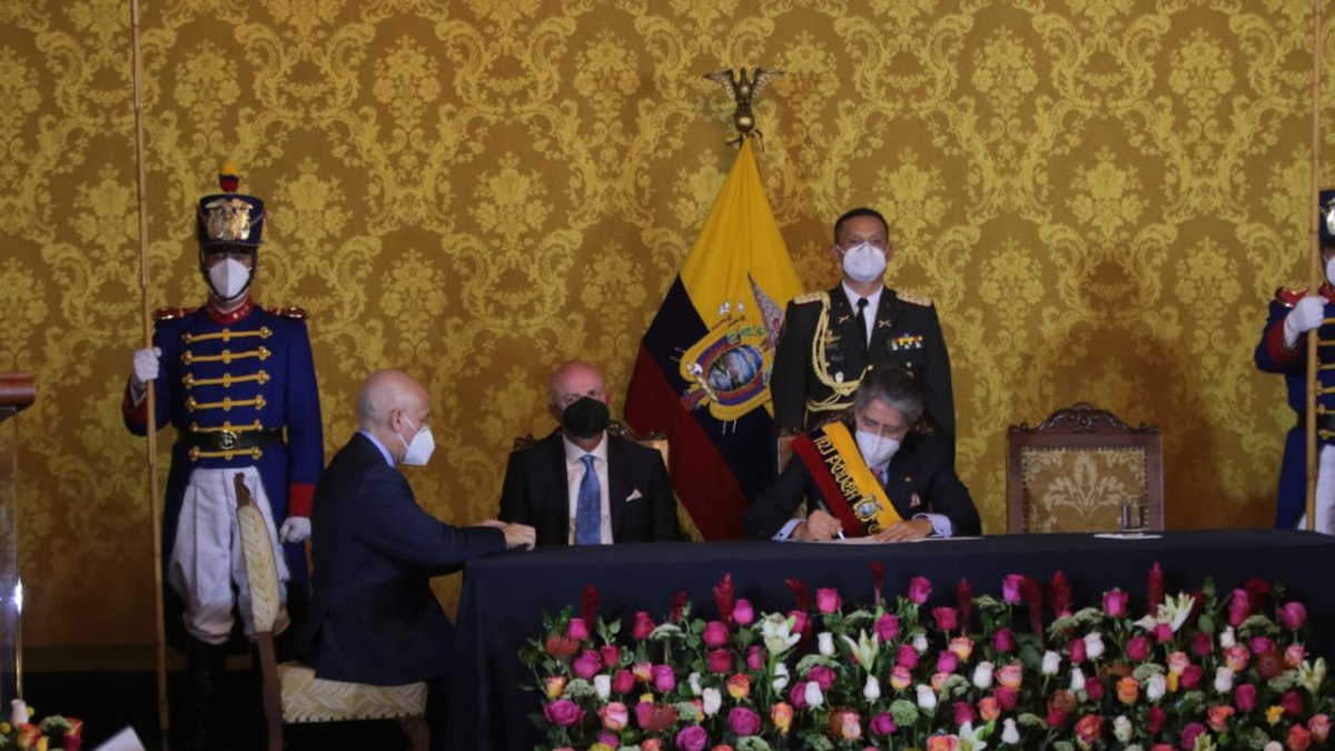 El mandatario suscribió sus primeros decretos este 24 de mayo de 2021.