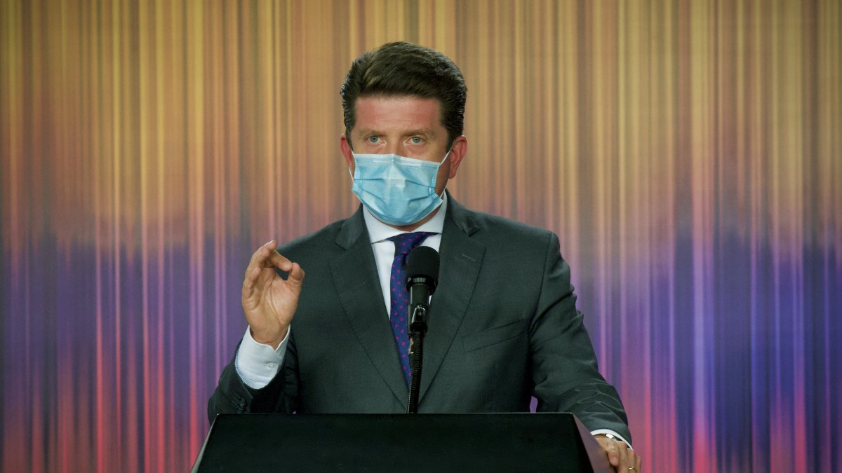 Fotografía cedida por la presidencia de Colombia del ministro de Defensa Diego Molano durante su declaración frente al posible atentado que planeaba el Ejército de Liberación Nacional (ELN) en el país.