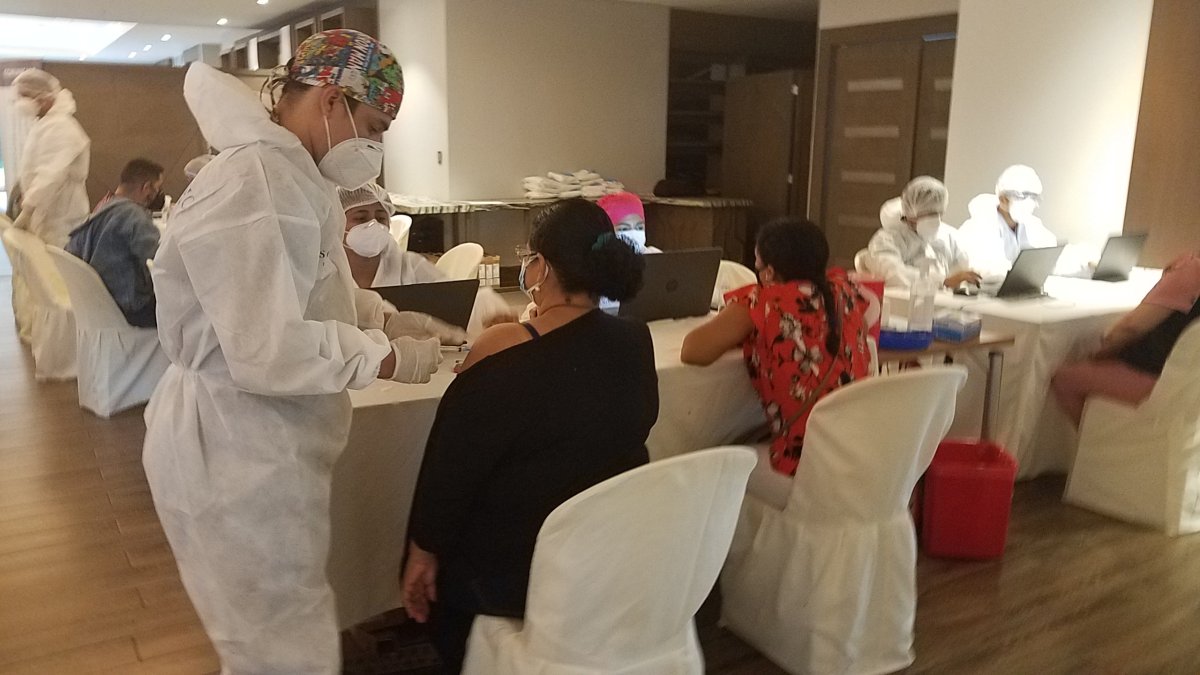 Ciudadanos recibiendo la primera dosis de una vacuna el mes pasado en la UEES. A muchos de ellos les tocaba la segunda dosis en esta semana.