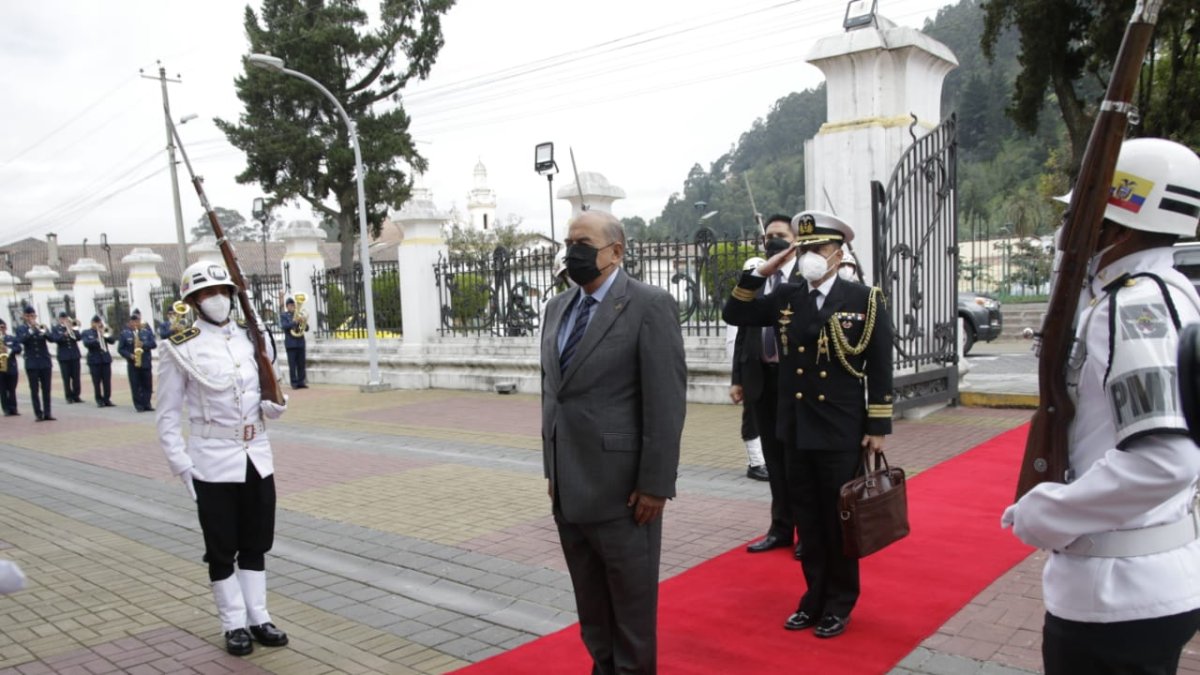 Cargo. El almirante Fernando Donoso llegó a complejo ministerial ubicado en el sector de la Recoleta, en Quito.