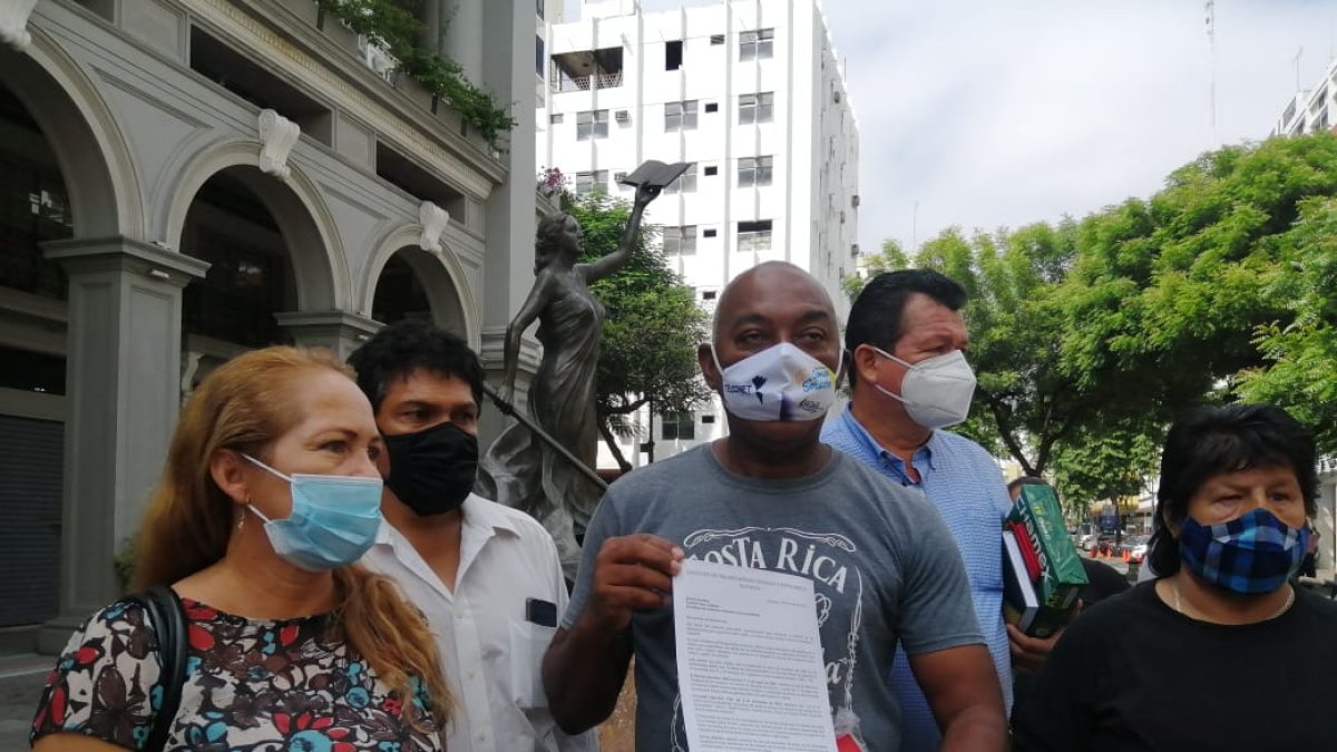 Algunos de  los representantes del colectivo este 25 de mayo, en la Alcaldía.