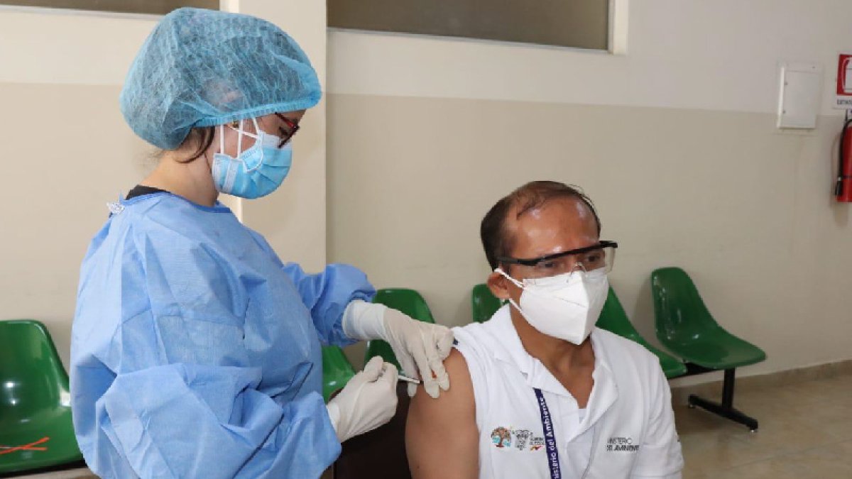 Uno de los servidores del Ministerio de Ambiente recibiendo su primera dosis contra la Covid-19.