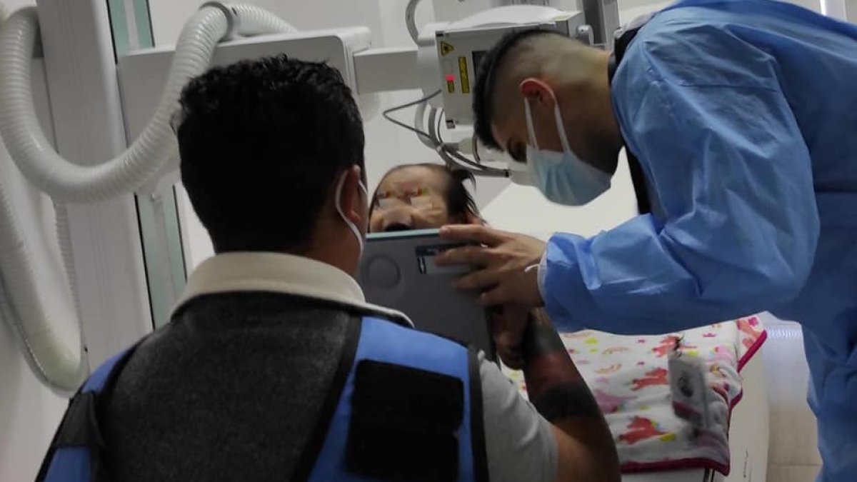 Amberly, en una revisión médica que sus padres compartieron en redes.