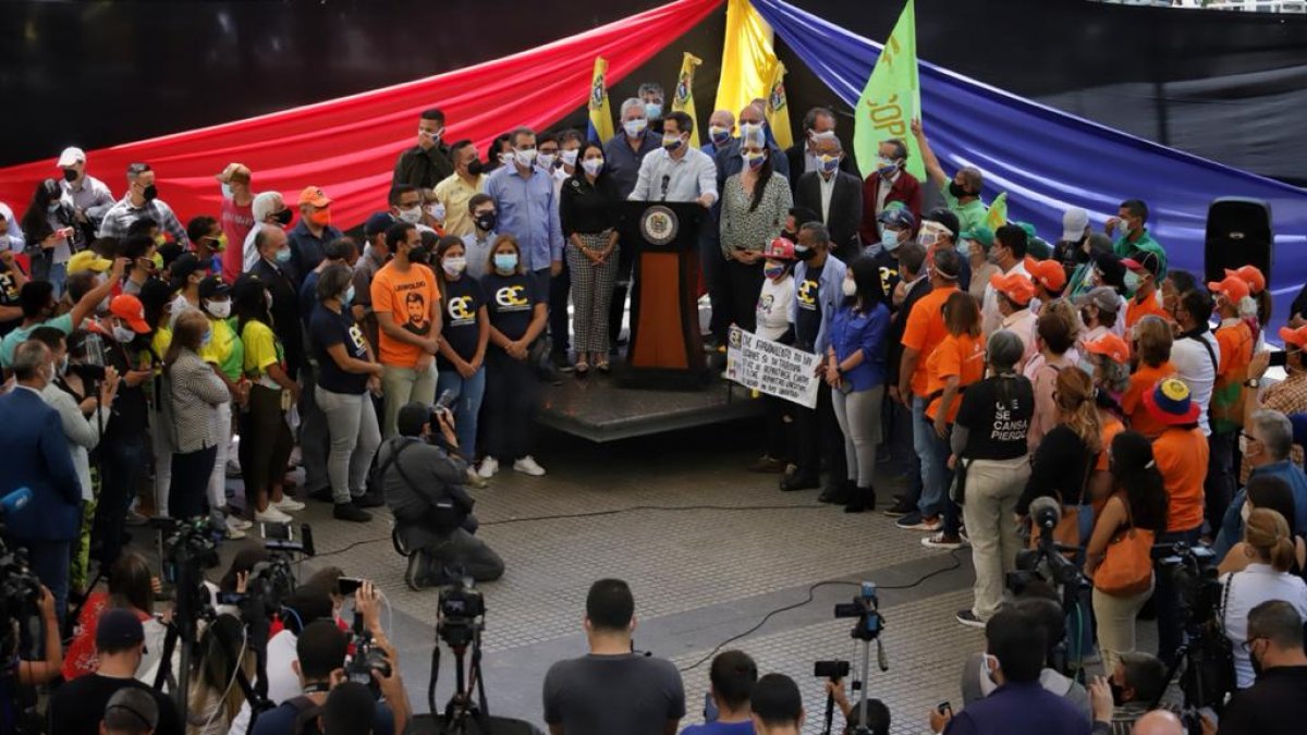 El presidente (e) Juan Guaidó con partidarios.
