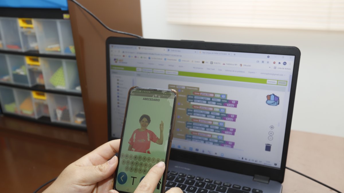 Pantalla principal de la aplicación de Lenguaje de Señas desarrollada por cinco niños.