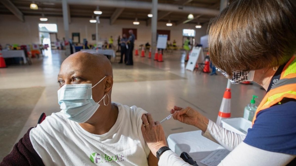 Texas abrió la vacunación a toda la población mayor de 16 años el 29 de marzo, mientras que Arizona tardó dos días más, el 31 de marzo, y Florida hizo lo propio el 5 de abril.