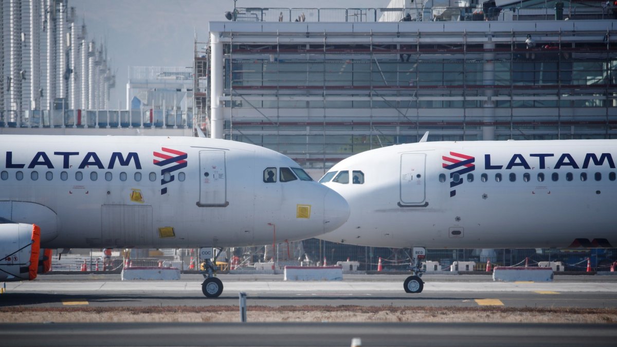 Fotografía de aviones de la aerolínea LATAM hoy, en el aeropuerto Internacional Arturo Merino Benítez de Santiago (Chile).