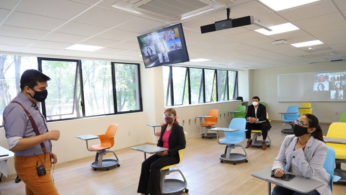 Estudiantes y académicos participan en clases de modalidad virtual y presencial, en las instalaciones del Instituto Tecnológico de Estudios Superiores de Monterrey (ITESM).Francisco Guasco/EFE