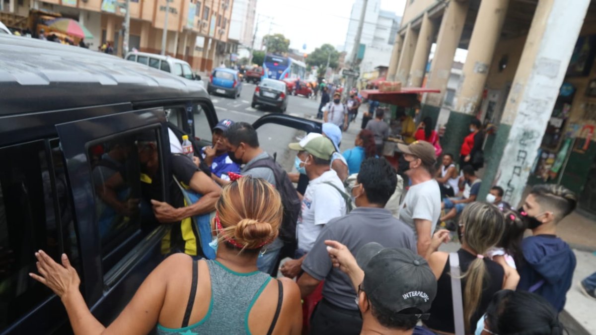 Hecho. Diferentes ciudadanos utilizan furgonetas y autos particulares para llegar a sus casas.