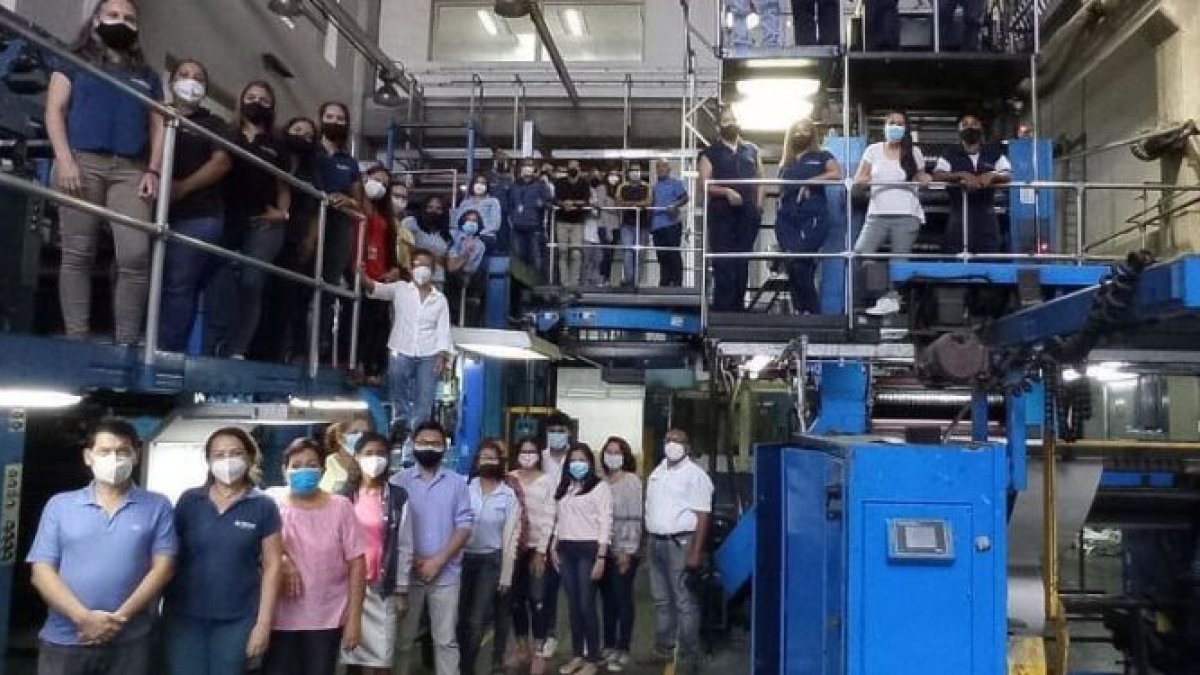 El personal del diario posa para una foto del último día de trabajo en el impreso.