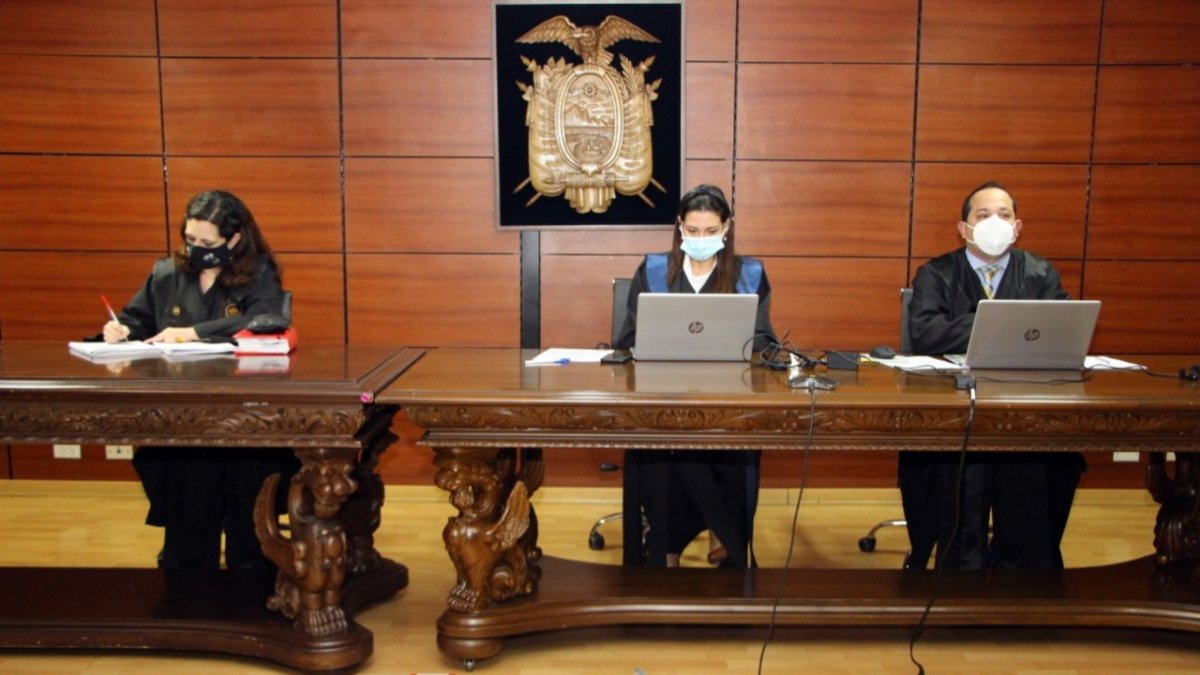 Tribunal. Los jueces Mercedes Caicedo y Byron Guillén, durante el intento de instalar el juicio de Pablo Romero.