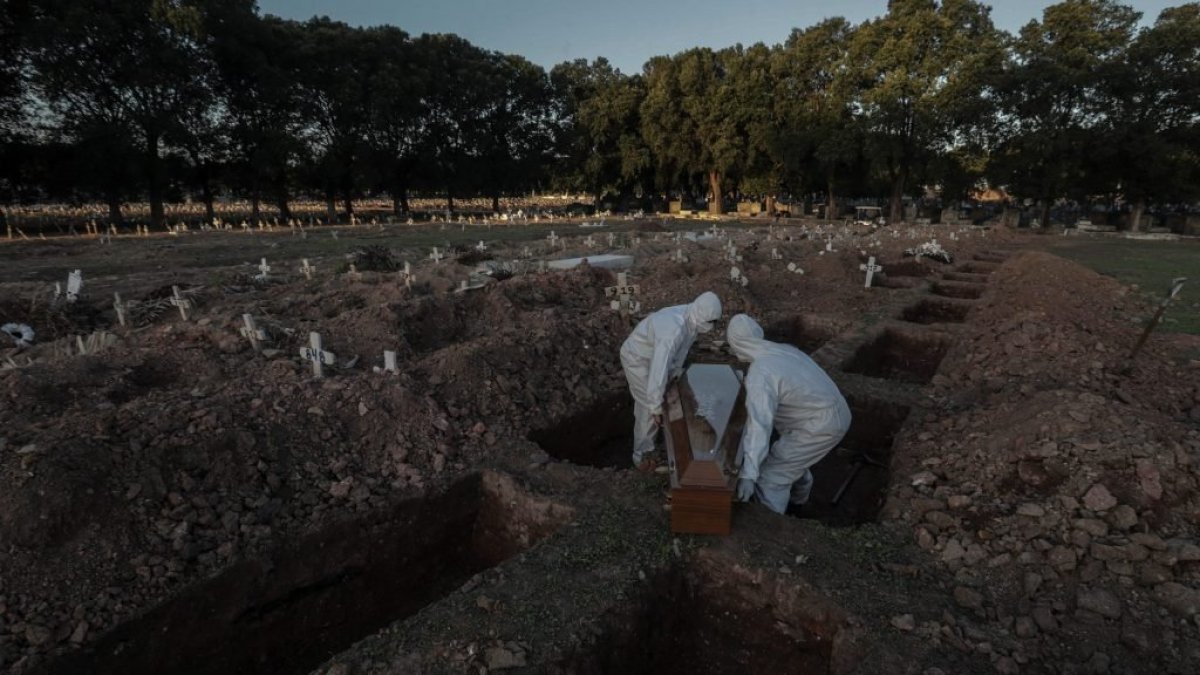 Los camposantos se agrandan cada vez más para dar cabida a tanta víctima de la enfermedad en Brasil.