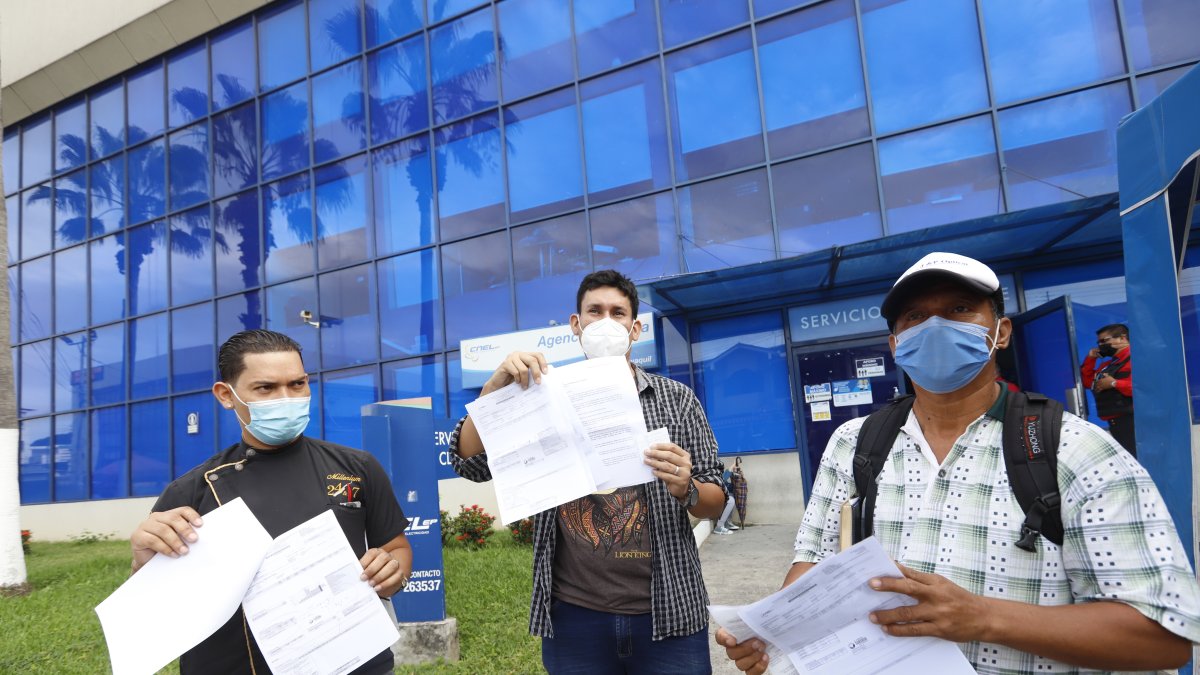 Tres de las decenas de usuarios que se quejan por las planillas altas.