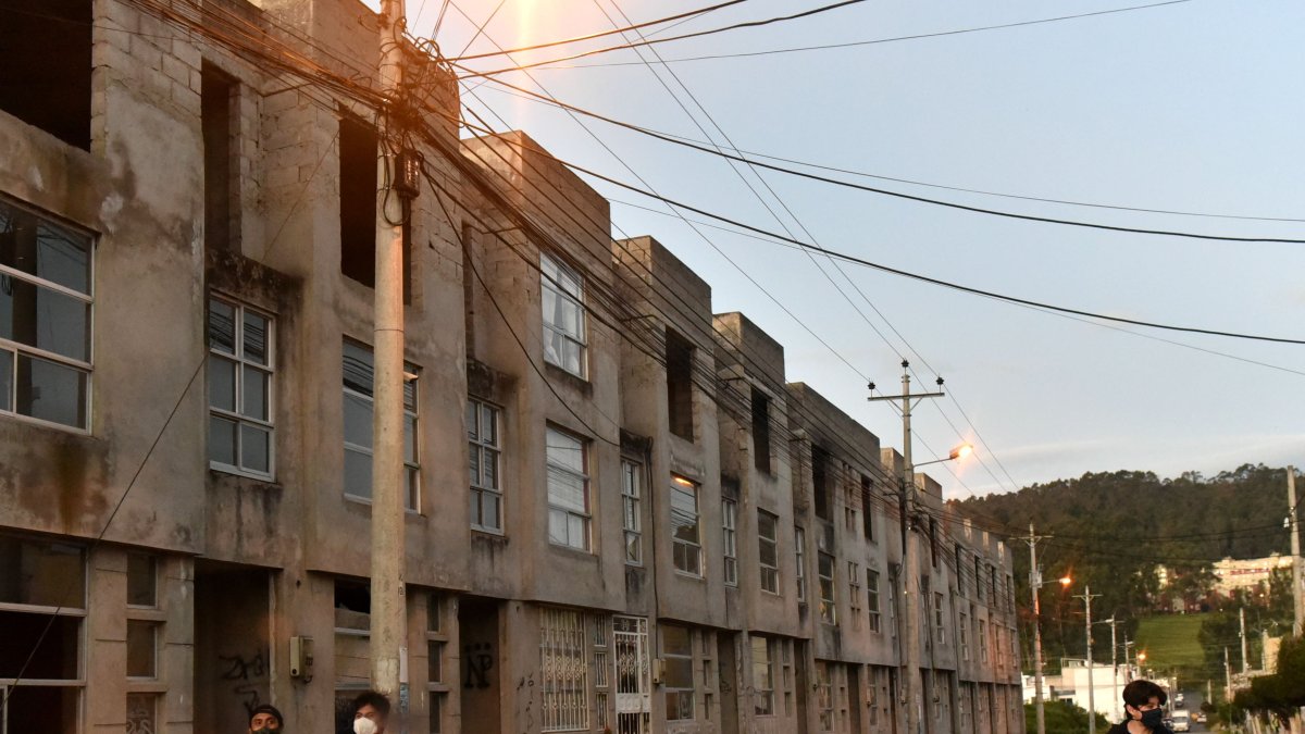 En el conjunto Terranova, sesenta y cinco de los ochenta apartamentos están vacíos. Los moradores indican que pese a intentos por cerrarlos, personas ingresan sin permiso.