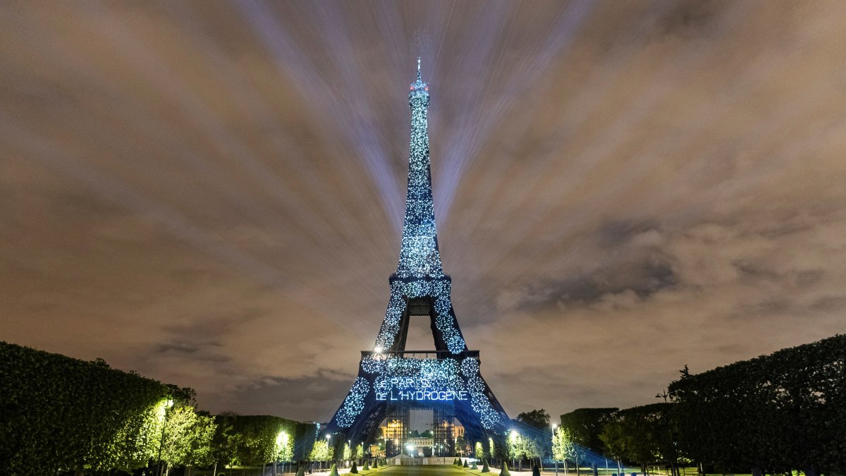 La Torre Eiffel, uno de los monumentos más emblemáticos de París, ha sido iluminada con hidrógeno libre de carbono para sensibilizar sobre la necesidad de una transición ecológica basada en energías renovables.