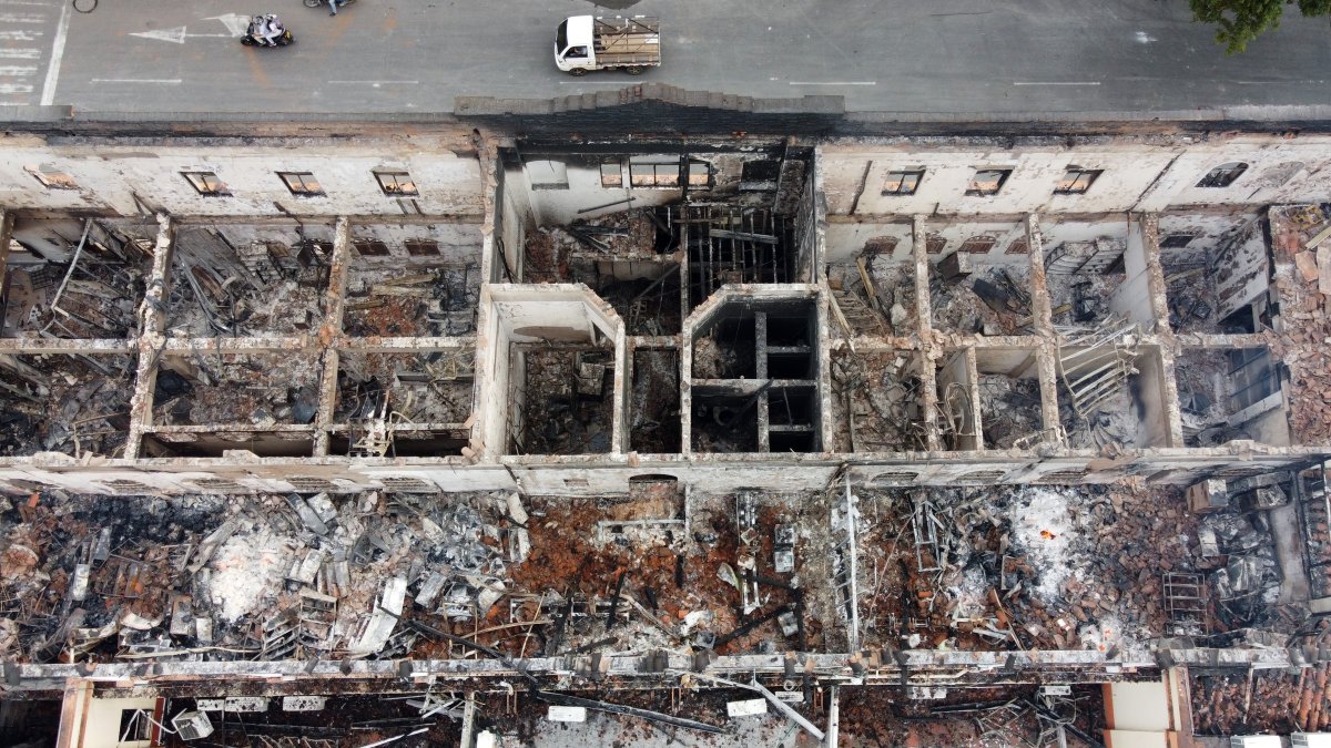 Fotografía aérea realizada con un dron que muestra las cenizas y los escombros que dejó un incendio provocado en el Palacio de Justicia en la noche de este martes, en Tuluá (Colombia).