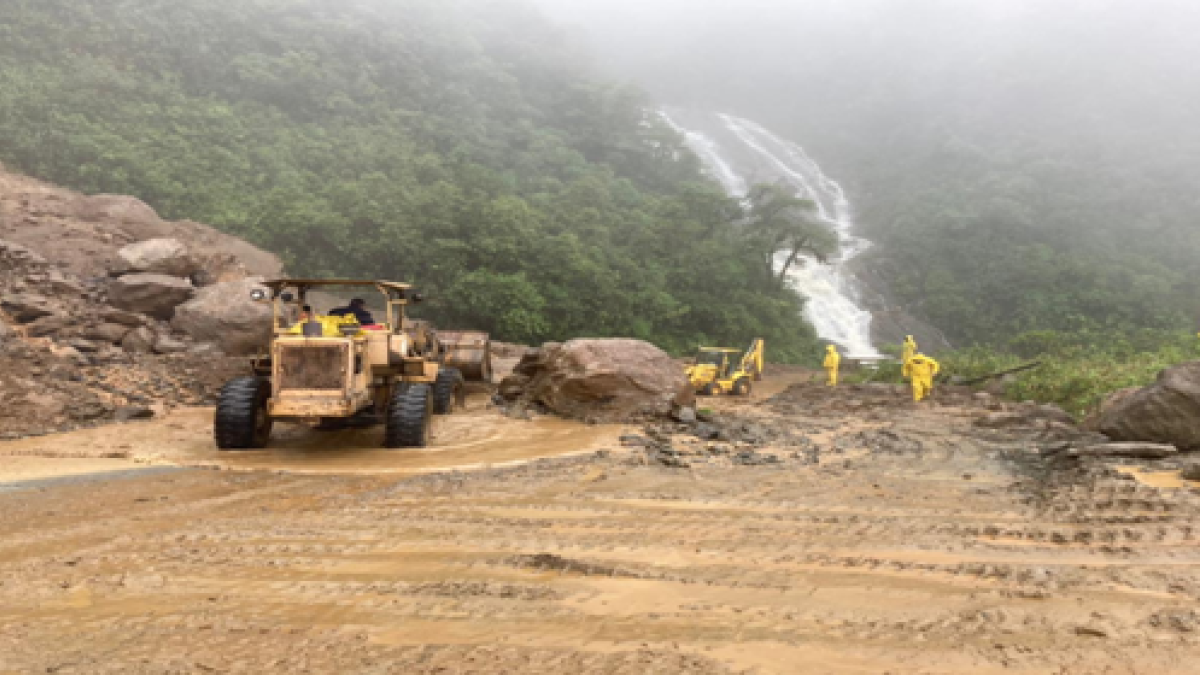Los trabajos se realizan en algunas carreteras y caminos interrumpidos por los deslaves.
