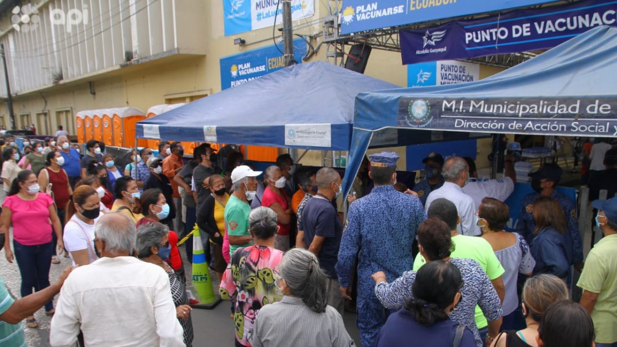 Aglomeración y quejas ciudadanas hubo en la reanudación del proceso de vacunación, este miércoles 26 de mayo, en uno de los centros de inmunización de Guayaquil
