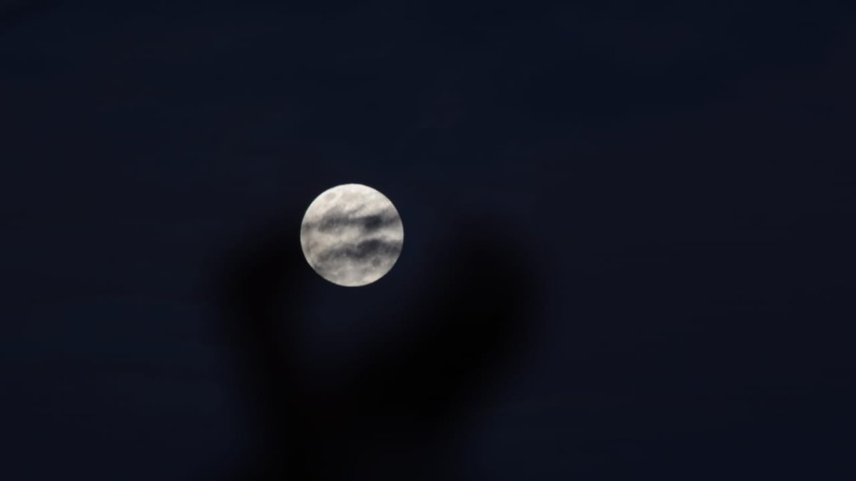Esta madrugada la luna llena estuvo cerca de su punto más cercano a la Tierra en su órbita.