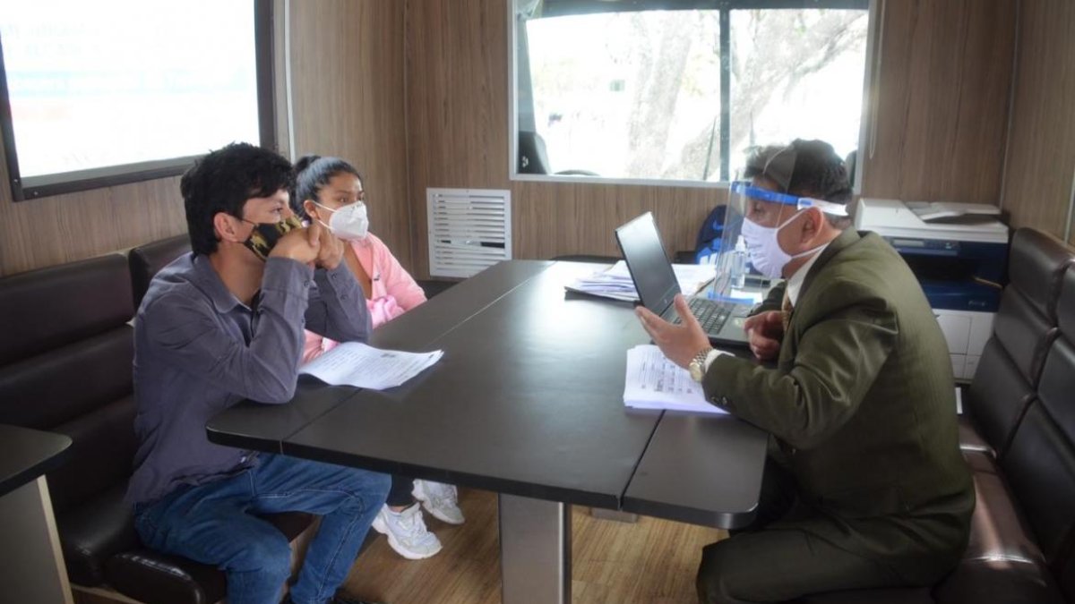 La Defensoría Pública brinda asesoría legal y patrocinio gratuito a las personas que por falta de recursos no pueden pagar un abogado.