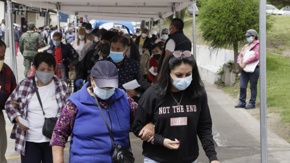 El Hospital del Adulto Mayor, en Quito, es uno de los puntos de vacunación en el país.