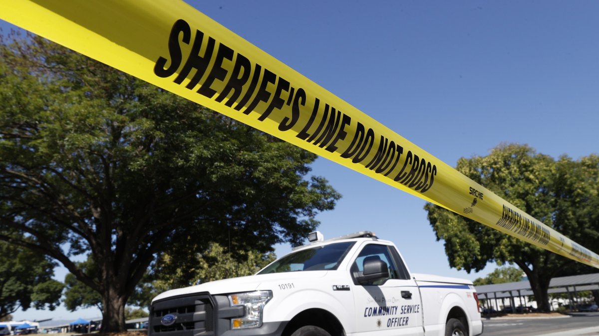 La Policía hace presencia en la Autoridad de Transporte del Valle de San José en San José, California, Estados Unidos,   donde se produjo un tiroteo que dejo nueve muertos. JOHN G. MABANGLO